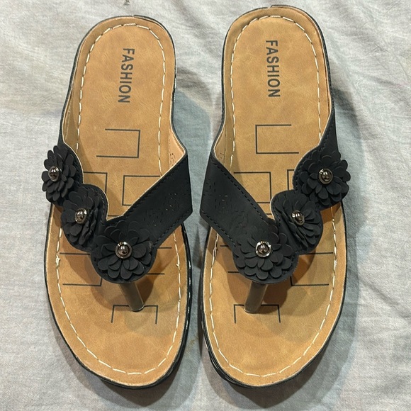 New faux black sandals with flower designs size 39 but fits like a 38 - Picture 1 of 3